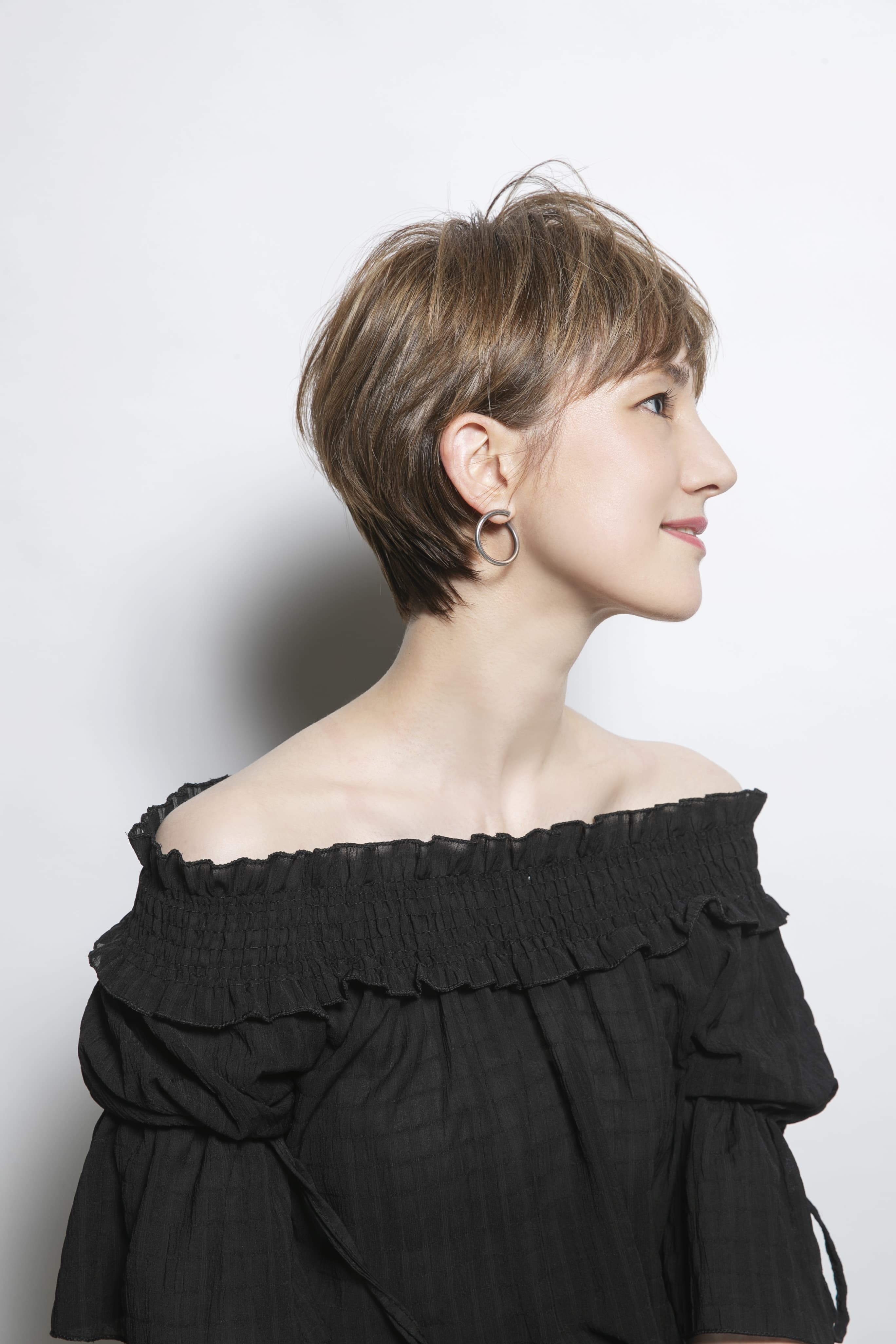 とな女性のショートヘア